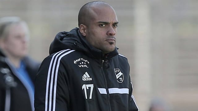 David Odonkor als Co-Trainer an der Seitenlinie seines Ex-Vereins SC Verl. David Odonkor als Co-Trainer an der Seitenlinie seines Ex-Vereins SC Verl.