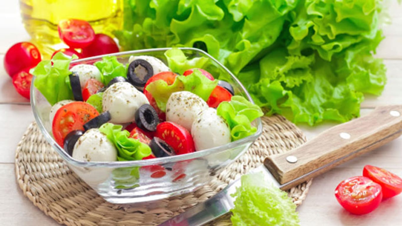 Auch grüner Salat passt gut zum Tomaten-Mozzarella-Salat als Deko aber auch als eine richtige Zutat.