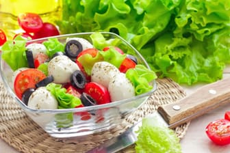 Auch grüner Salat passt gut zum Tomaten-Mozzarella-Salat als Deko aber auch als eine richtige Zutat.