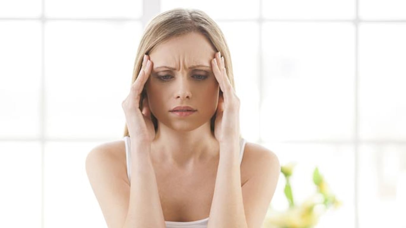 Kopfschmerzen bei Frauen sind häufig hormonell bedingt und treten vor oder während der Periode auf.