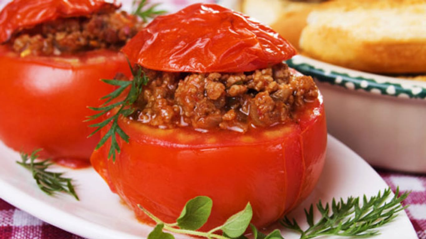Gefüllte Tomaten mit Hackfleisch sind eine sättigende und leckere Mahlzeit.