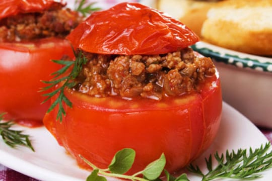 Gefüllte Tomaten mit Hackfleisch sind eine sättigende und leckere Mahlzeit.