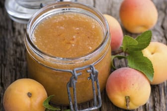 Schnell zubereitet und lecker variierbar – selbst gemachte Aprikosenmarmelade.