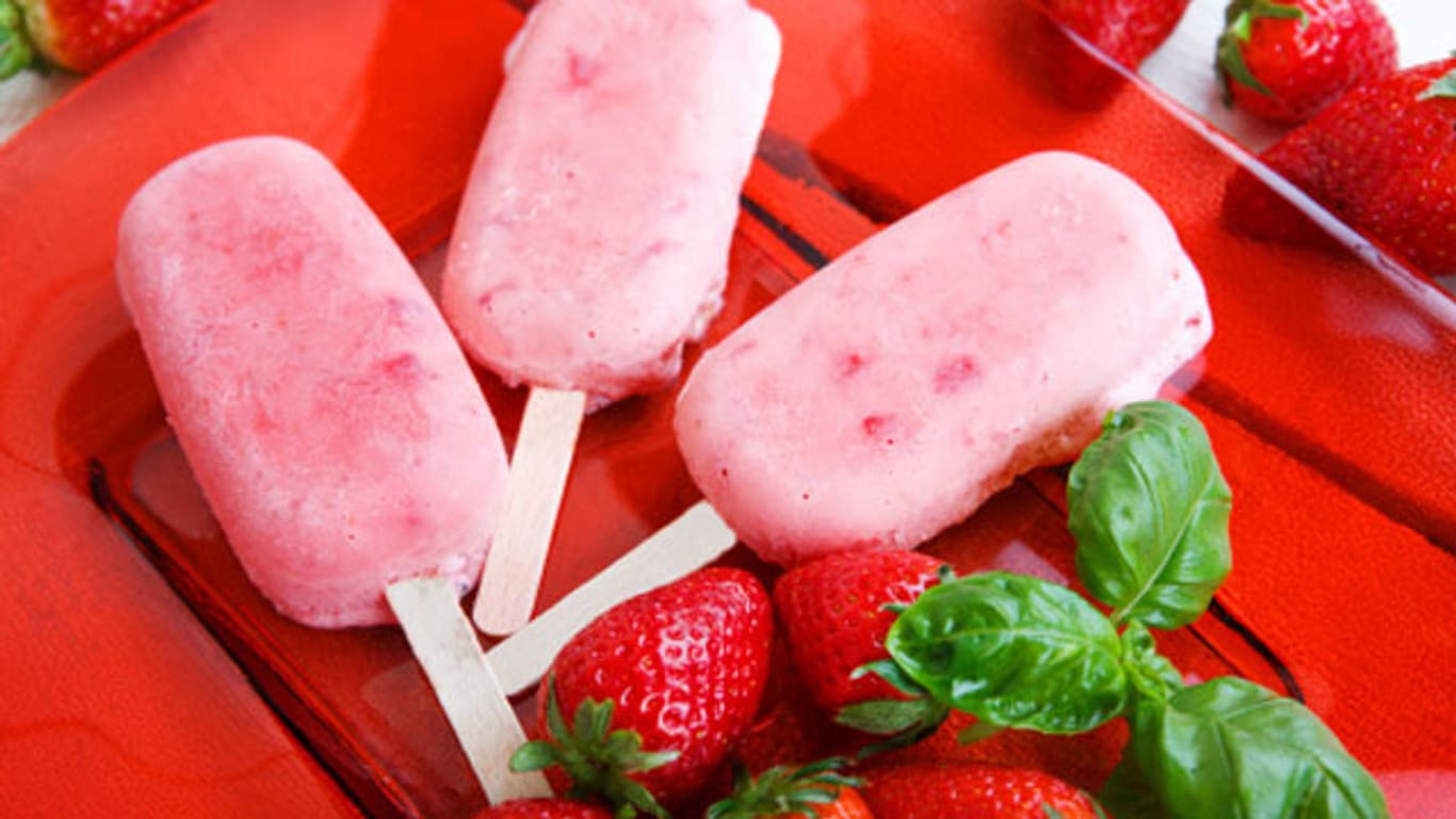 Erdbeer-Eis am Stiel schmeckt besonders gut, wenn es selbst gemacht ist.