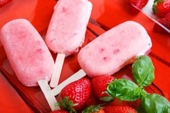 Erdbeer-Eis am Stiel schmeckt besonders gut, wenn es selbst gemacht ist.