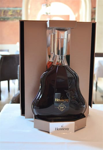 Die "250 Anniversary Blend" aus dem Maison Hennessy ist eine edle Komposition aus allen sieben Generationen der Hennessy-Dynastie. Sie ist limitiert auf 6000 Flaschen und kostet 600 Euro.