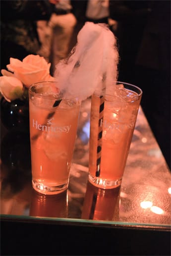 Cognac geht auch in Cocktails: Der "Aniversery Highball" wird mit frischer Limette, Ginger Ale und Cognac mit Orangen Aroma gemixt.