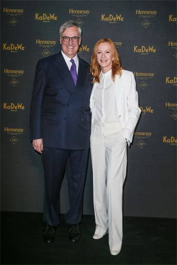 Maurice Hennessy und die Schauspielerin Katja Flint bei der Eröffnungsfeier der Hennessy-Ausstellung im Berliner KaDeWe zum 250-jährigen Bestehen der größten Cognacdestillerie der Welt.