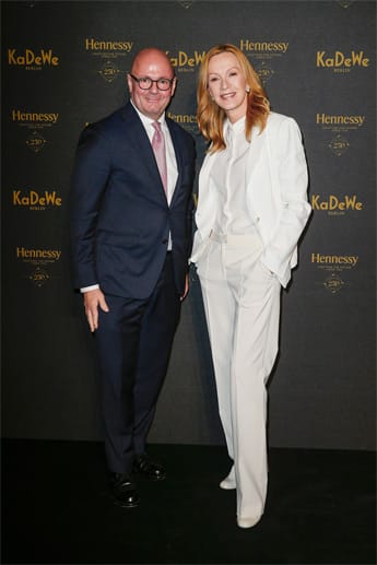 Schauspielerin Katja Flint und KaDeWe-Chef André Maeder treffen zur Jubiläumsfeier von Hennessey im Empfangsbereich des Luxuskaufhauses KaDeWe in Berlin ein.