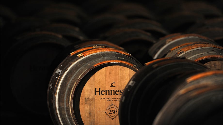 Richard Hennessy gründete im Jahr 1765 Hennessy mit der Idee, Weinbrand in seine irische Heimat zu exportieren und legte somit den Grundstein für die größte Cognac-Destillerie der Welt. In diesem Jahr feiert Hennessy 250-jähriges Jubiläum. Zu diesem Anlass gibt es im Berliner KaDeWe eine Hennessy-Ausstellung zu sehen.