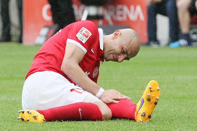 Elkin Soto verletzt sich im Duell mit Rafael van der Vaart schwer am Knie.