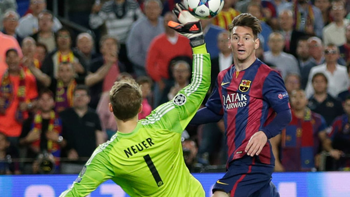 Lionel Messi überwindet Manuel Neuer mit einem Heber.