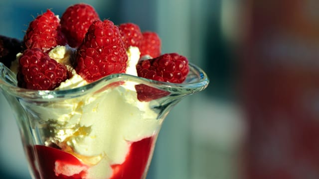 Mit frischen Himbeeren dekoriert, macht das leckere Dessert auch optisch was her.