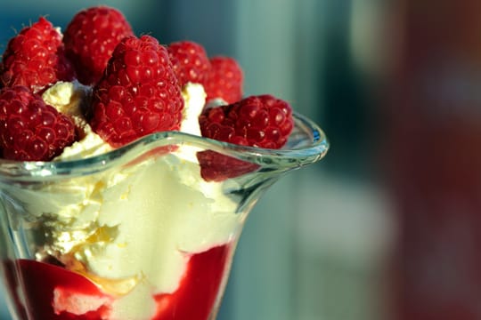 Mit frischen Himbeeren dekoriert, macht das leckere Dessert auch optisch was her.