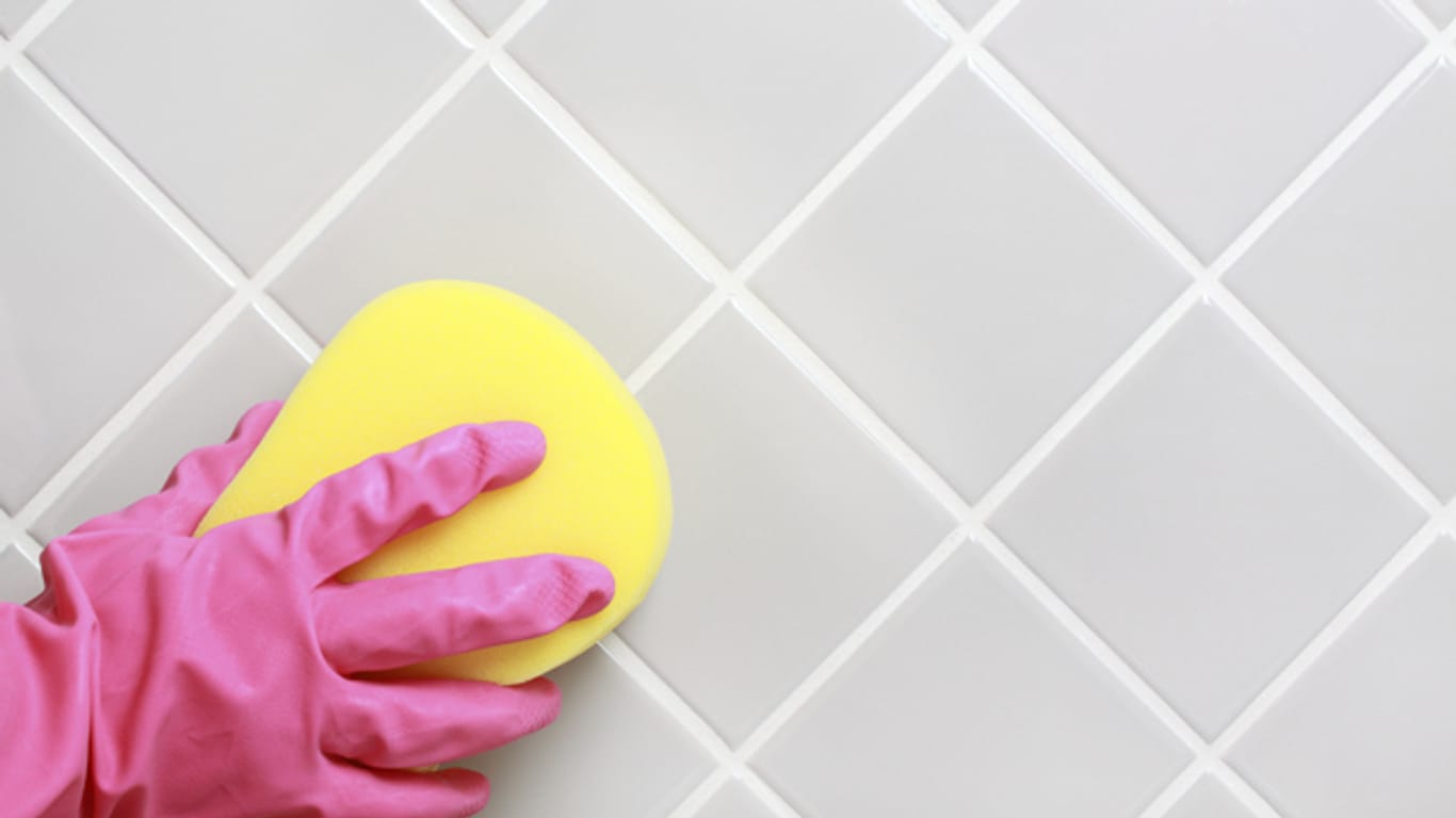 Reinigen Sie Fliesen im Bad am besten regelmäßig - dann ist der Schmutz weniger hartnäckig.