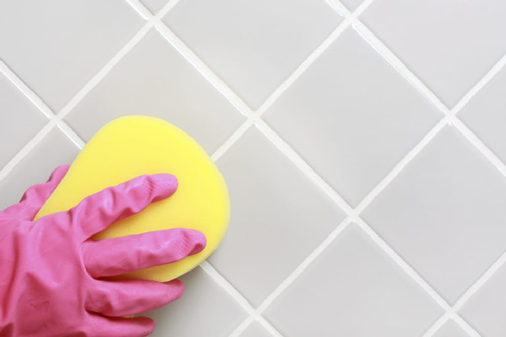 Reinigen Sie Fliesen im Bad am besten regelmäßig - dann ist der Schmutz weniger hartnäckig.