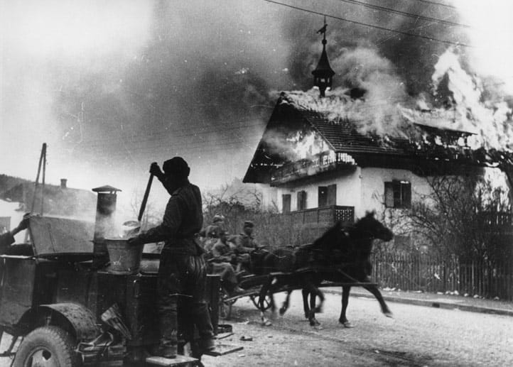 Russischer Vormarsch nahe Wien: Eine Kutsche mit Rotarmisten prescht zwischen einer fahrbaren Suppenküche und einem brennenden Haus hindurch. Heldmann bewacht bis kurz vor dem Ende eine Ölraffinerie vor der österreichischen Hauptstadt.