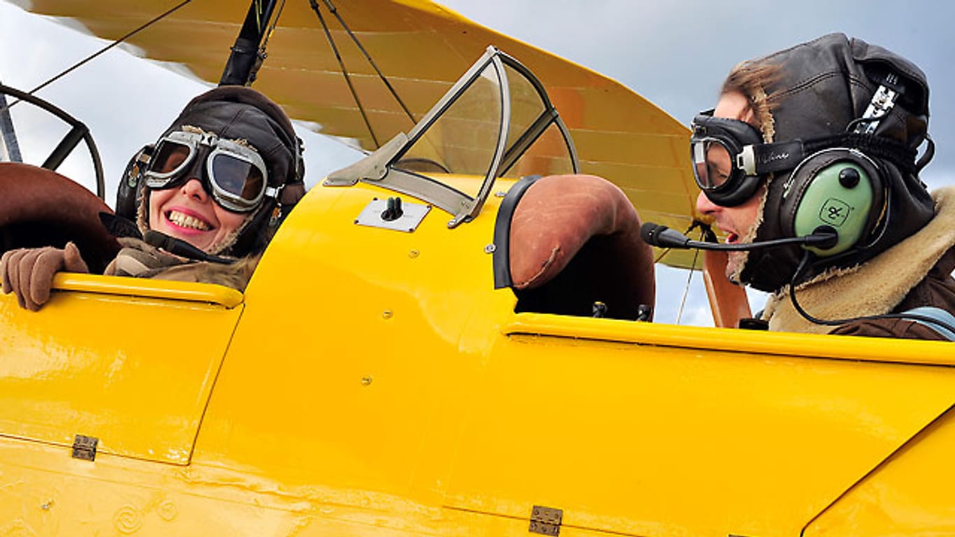 Szene aus "Polizeiruf 110: Ikarus". Der Pilot (rechts) und seine Begleitung in der Tiger Moth.