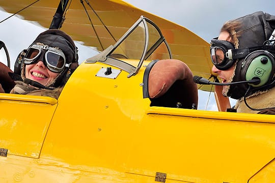 Szene aus "Polizeiruf 110: Ikarus". Der Pilot (rechts) und seine Begleitung in der Tiger Moth.