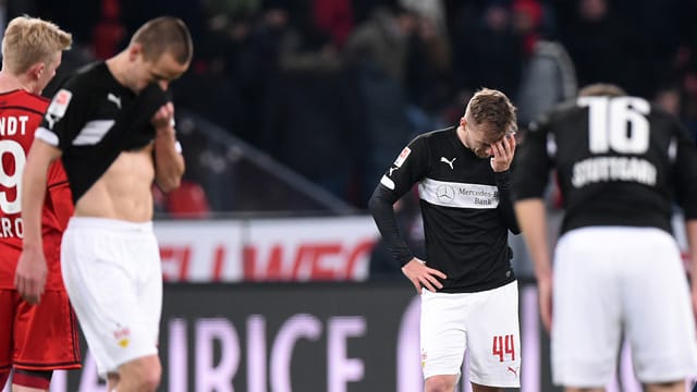 Die Spieler des VfB Stuttgart stehen fassungslos auf dem Feld.