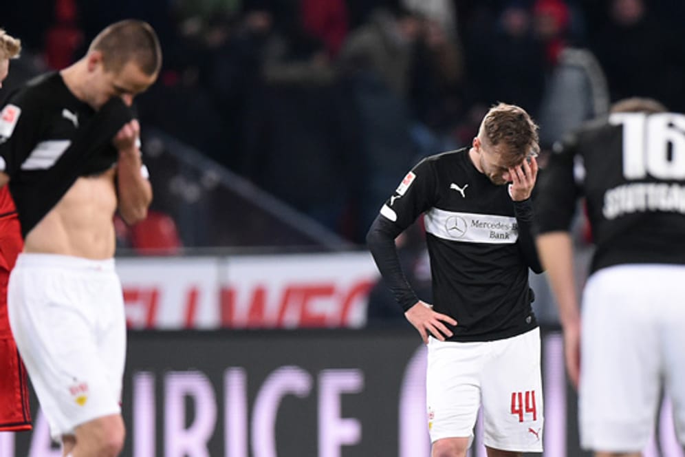 Die Spieler des VfB Stuttgart stehen fassungslos auf dem Feld.