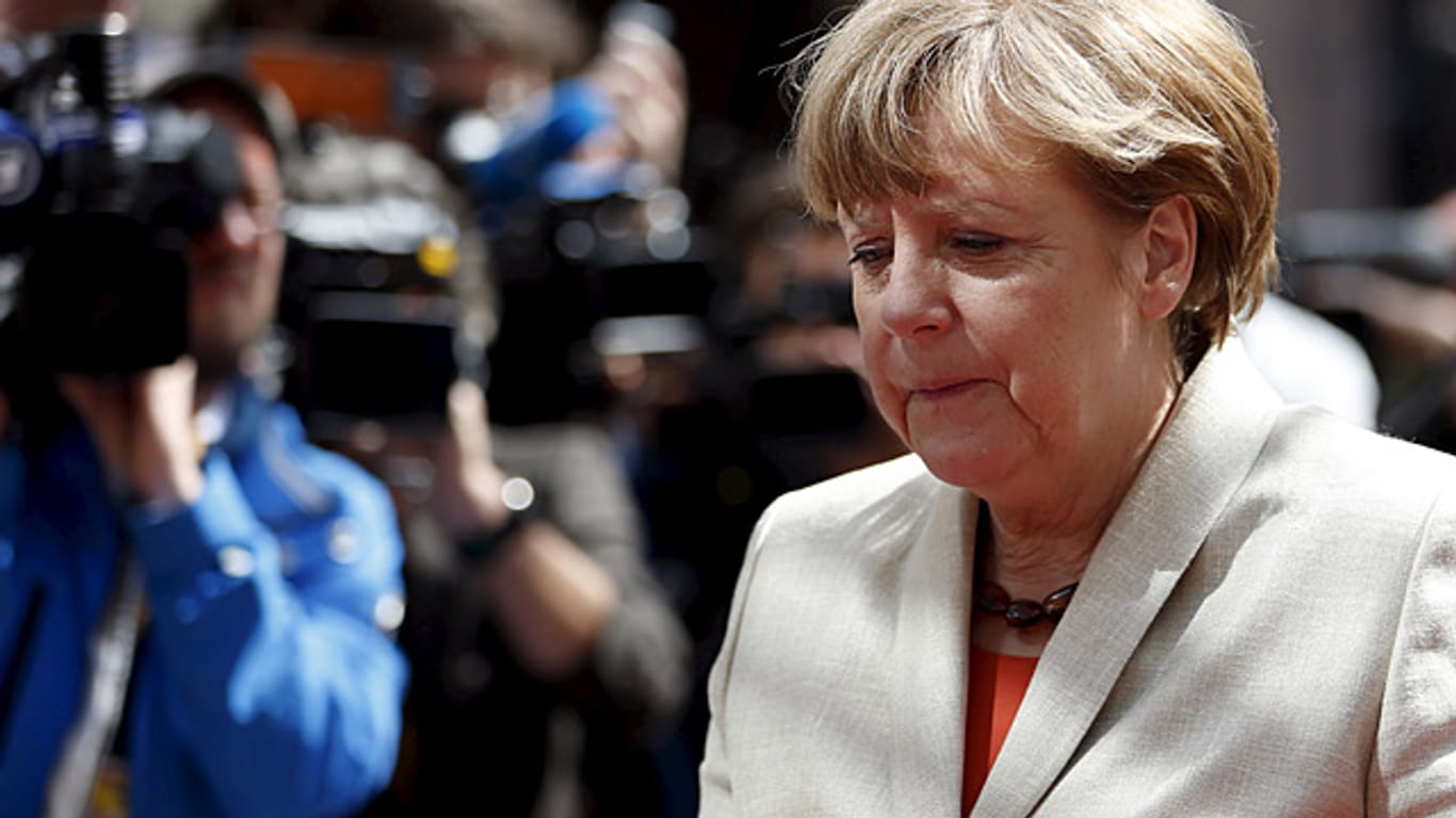 Angela Merkel büßt an Zustimmung in der Bevölkerung ein - schuld könnte die BND-Affäre sein.