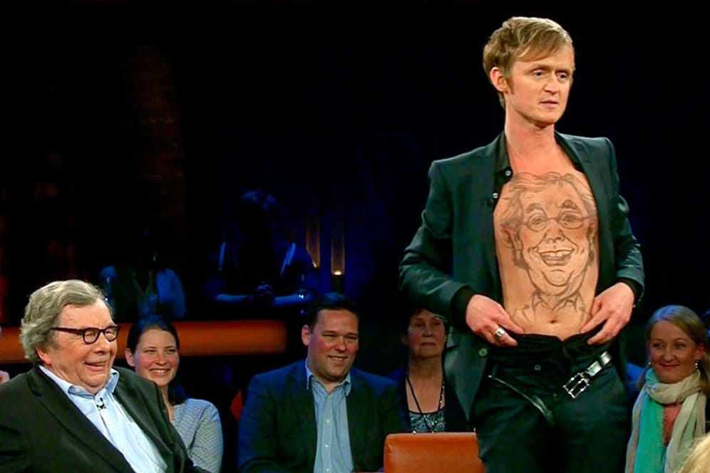 Pierre M. Krause entblößte in der NDR-Talkshow seinen Bauch - und outete sich spaßeshalber als heißblütiger Karasek-Fan.