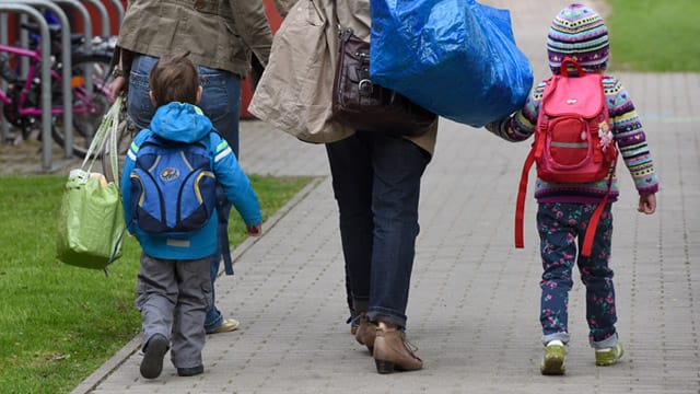 Erwachsene mit zwei Kindern (Symbolbild): Kitas sollen bestreikt werden.