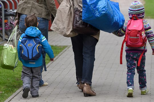 Erwachsene mit zwei Kindern (Symbolbild): Kitas sollen bestreikt werden.