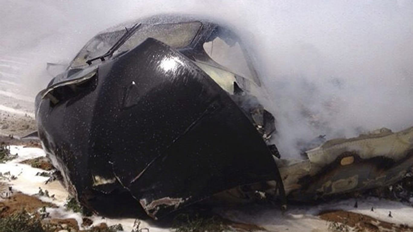 Das Wrack des ausgebrannten Airbus A400M.
