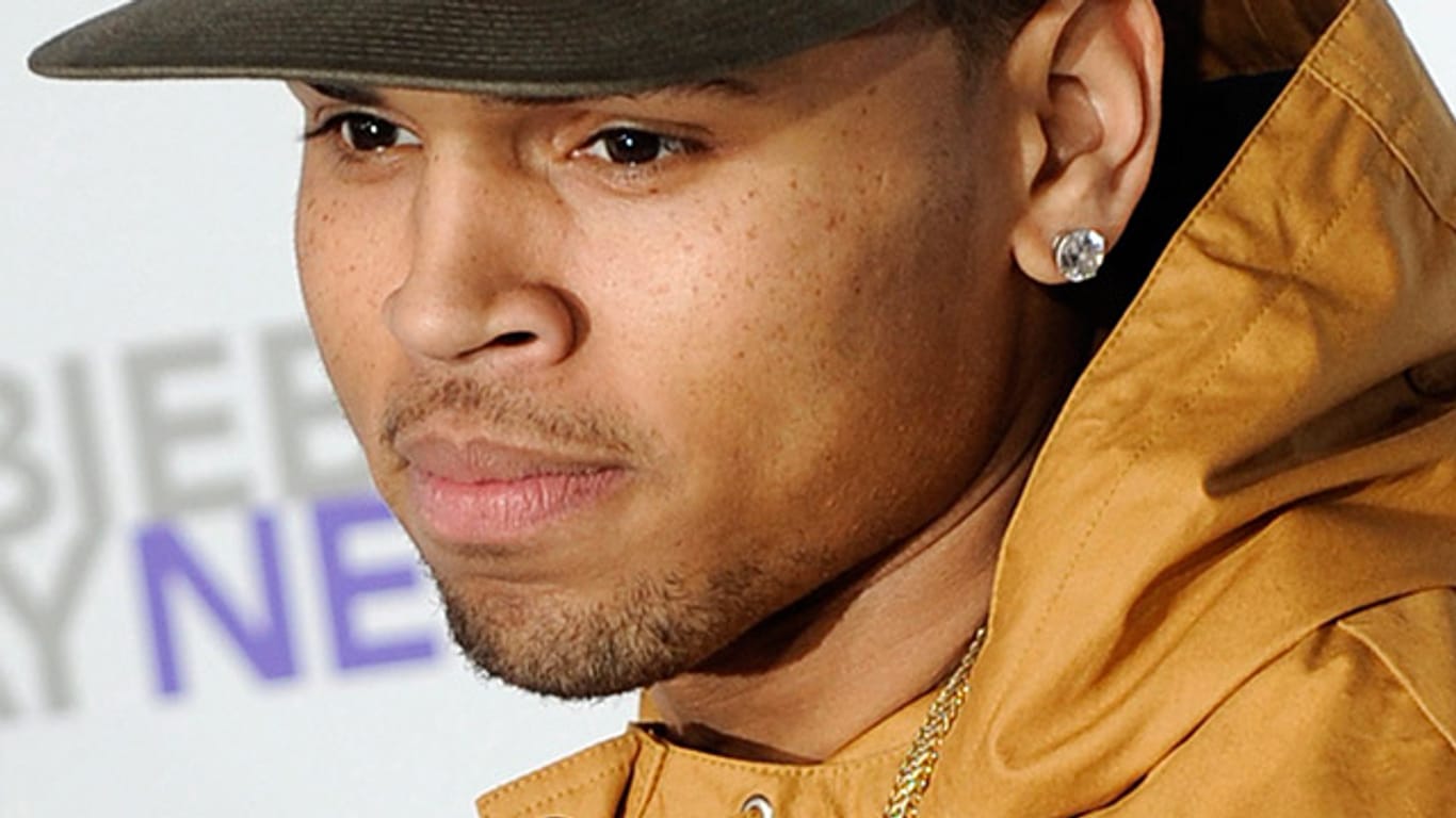 Rapper Chris Brown ertappt eine Stalkerin in seinem Haus.