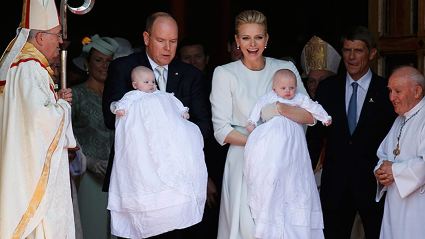 Fürst Albert II. und Charlène verlassen nach der Taufe mit ihren Zwillingen Jacques und Gabriella die Kathedrale von Monaco.