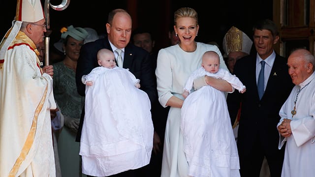 Fürst Albert II. und Charlène verlassen nach der Taufe mit ihren Zwillingen Jacques und Gabriella die Kathedrale von Monaco. Fürst Albert II. und Charlène verlassen nach der Taufe mit ihren Zwillingen Jacques und Gabriella die Kathedrale von Monaco.