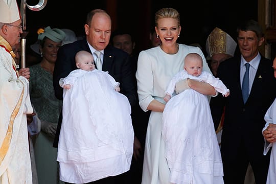 Fürst Albert II. und Charlène verlassen nach der Taufe mit ihren Zwillingen Jacques und Gabriella die Kathedrale von Monaco.