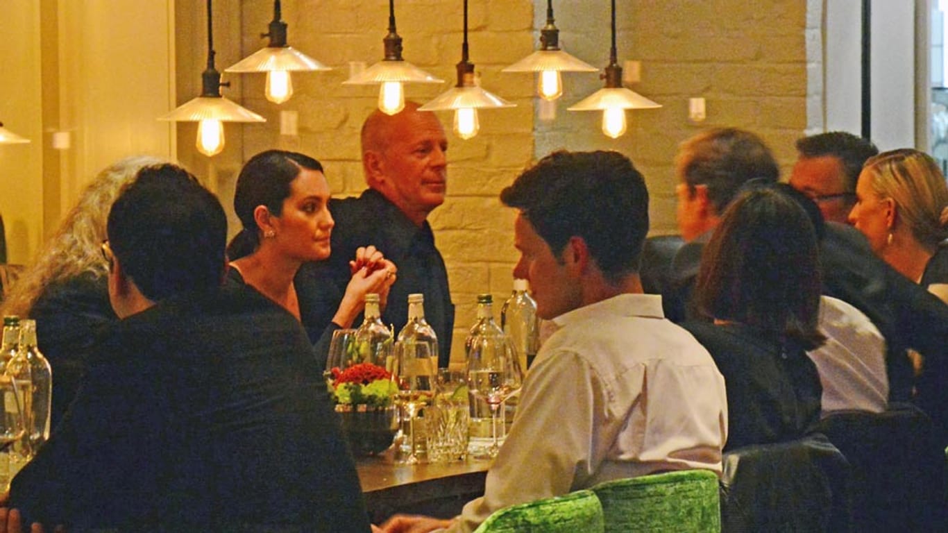 Bruce Willis und seine Frau Emma in einem Berliner Restaurant in der Nähe des Zoos.