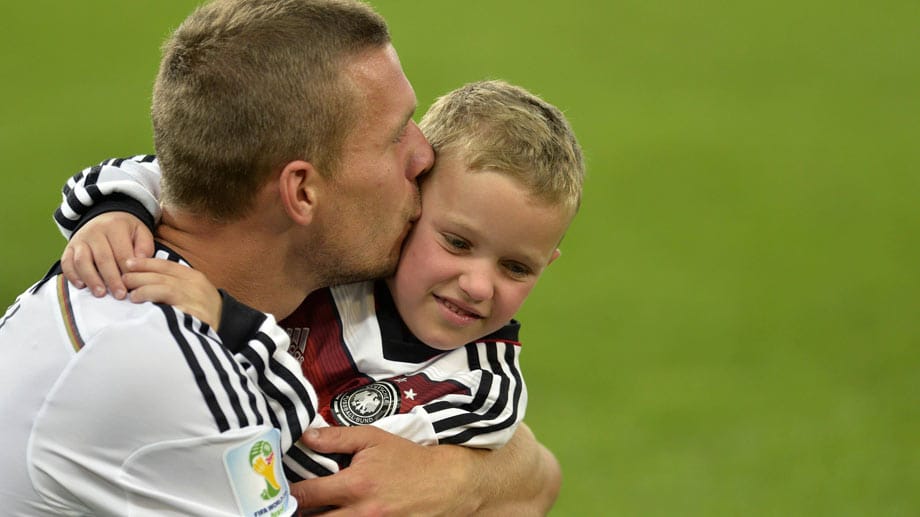 Lukas Podolski und Sohnemann Louis Gabriel kuscheln nach dem gewonnenen WM-Finale. Lukas Podolski und Sohnemann Louis Gabriel kuscheln nach dem gewonnenen WM-Finale.