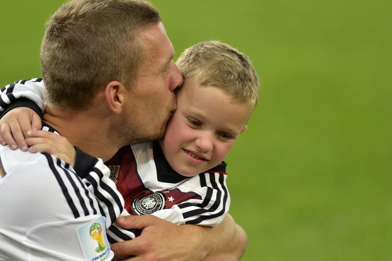 Lukas Podolski und Sohnemann Louis Gabriel kuscheln nach dem gewonnenen WM-Finale.
