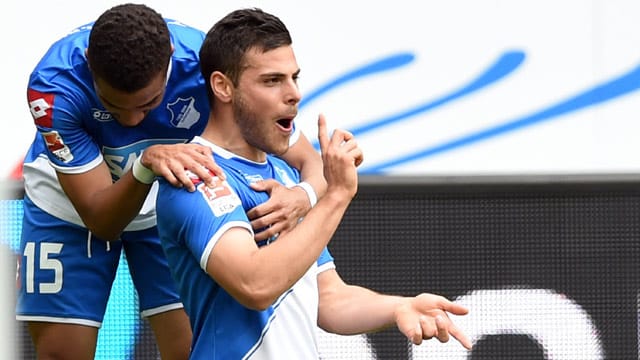 Hoffenheims Kevin Volland (re.) bejubelt mit Teamkollege Jeremy Toljan seinen Treffer. (