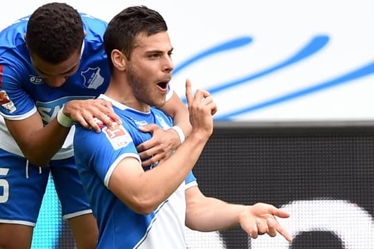 Hoffenheims Kevin Volland (re.) bejubelt mit Teamkollege Jeremy Toljan seinen Treffer. (