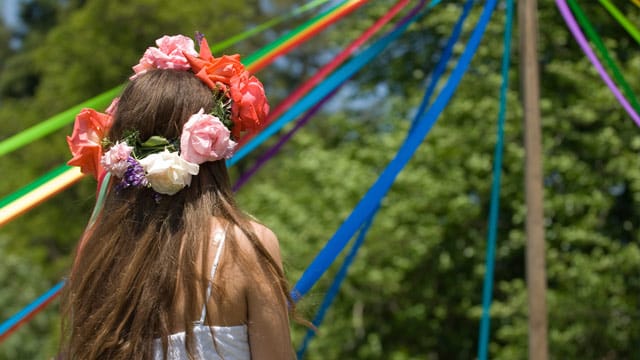 Pfingstbraut, Maibaum, Fruchtbarkeitsrituale – um Pfingsten ranken sich viele Bräuche.