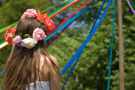 Pfingstbraut, Maibaum, Fruchtbarkeitsrituale – um Pfingsten ranken sich viele Bräuche.