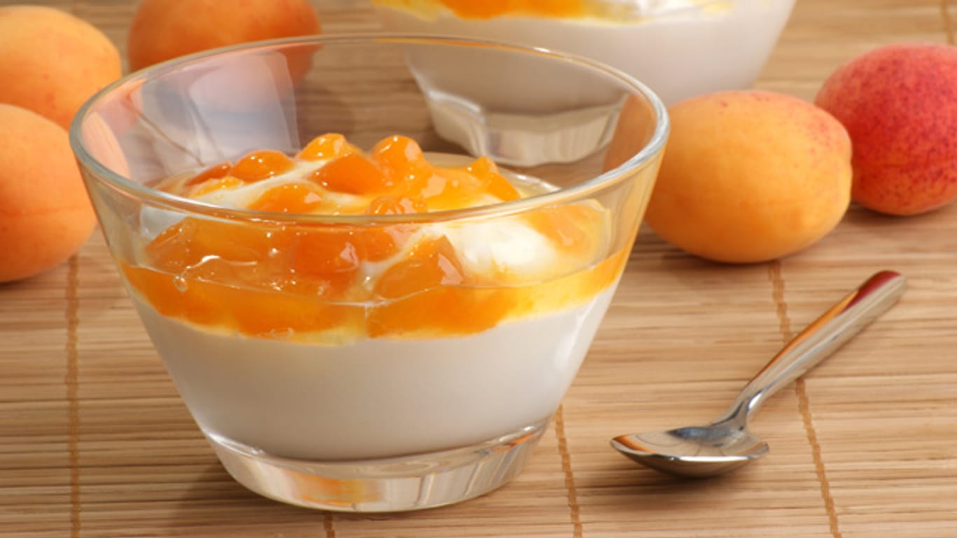 Fruchtig-frisches Dessert: Joghurt mit Aprikosenkompott.