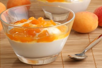 Fruchtig-frisches Dessert: Joghurt mit Aprikosenkompott.