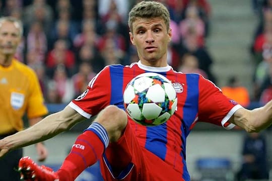 Mahnt vor dem CL-Duell gegen den FC Barcelona "die richtige Mischung" zwischen Offensive und Abwehrarbeit an: Thomas Müller.