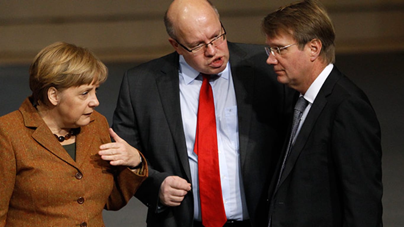 Drei in Schwierigkeiten: Bundeskanzlerin Angela Merkel, ihr Kanzleramtsminister Peter Altmaier (Mitte) und sein Vorgänger Ronald Pofalla.