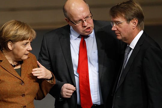 Drei in Schwierigkeiten: Bundeskanzlerin Angela Merkel, ihr Kanzleramtsminister Peter Altmaier (Mitte) und sein Vorgänger Ronald Pofalla.