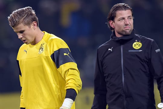 Mitch Langerak und Roman Weidenfeller (re.): Die Torwart-Situation bei Borussia Dortmund ist angespannt.