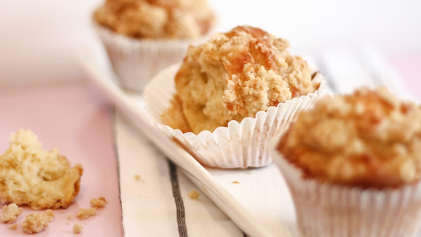 Lecker luftiges Rezept für den Sommer: Muffins mit Buttermilch und Fruchtstückchen.