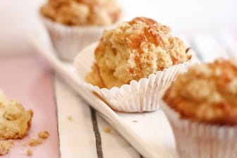 Lecker luftiges Rezept für den Sommer: Muffins mit Buttermilch und Fruchtstückchen.