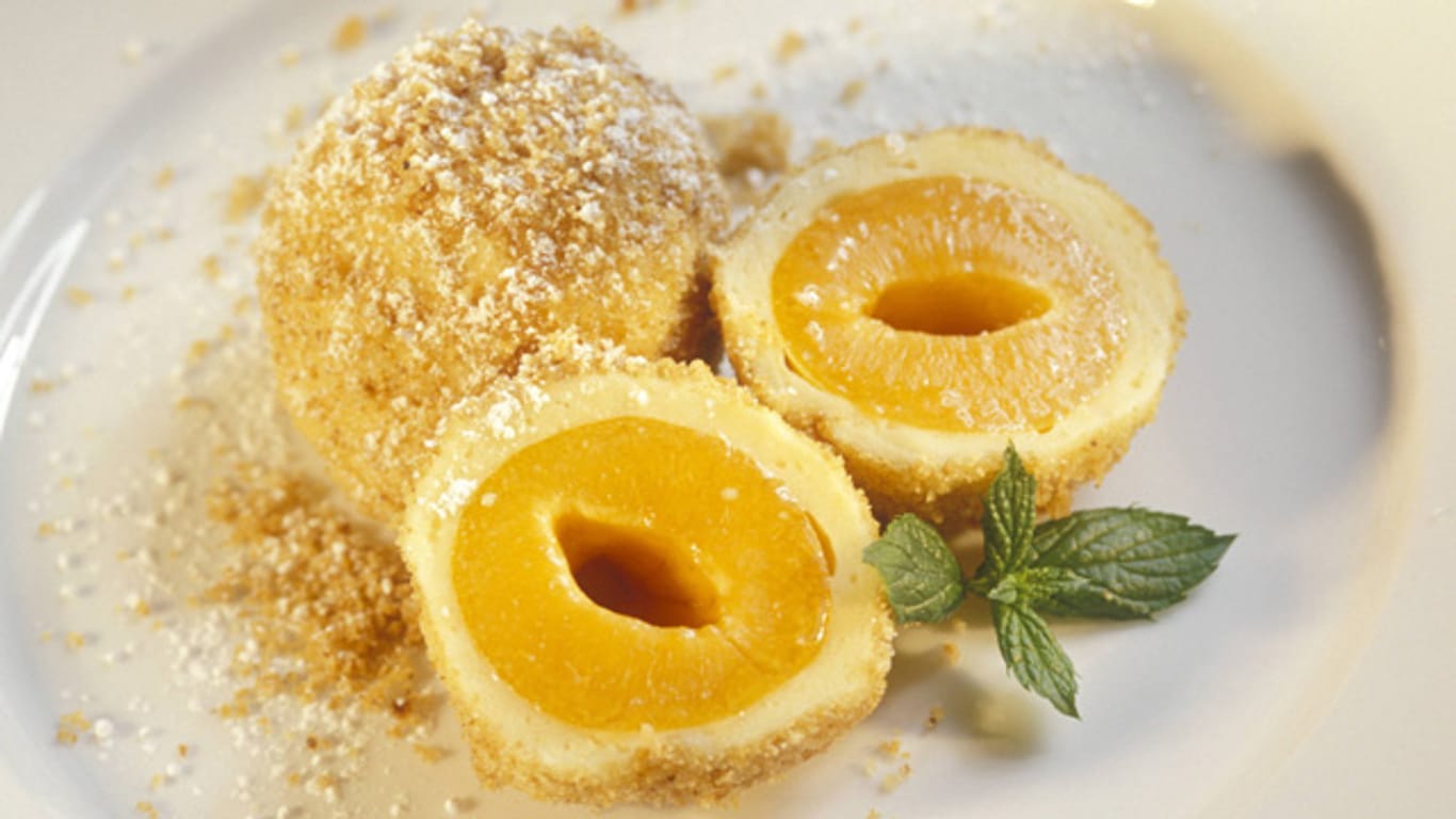 Aprikosen werden in Österreich Marillen genannt und schmecken im Kartoffelteig besonders lecker.